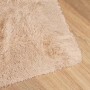 Beiger Shaggy Hochflorteppich NAVARRA aus Polyester auf Holzfußboden. Weiche, lange Fasern für Wohnzimmer.