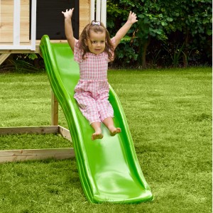 Kind rutscht auf grüner Rutsche des Zwerkules Spielhaus Holli mit Schaukel im Garten.