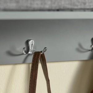 Detailaufnahme: Graue Wandgarderobe mit Haken und Tasche. SoBuy Garderobenleiste.