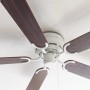 Weißer Pepeo Deckenventilator mit Rosenholz- und Walnussflügeln.
