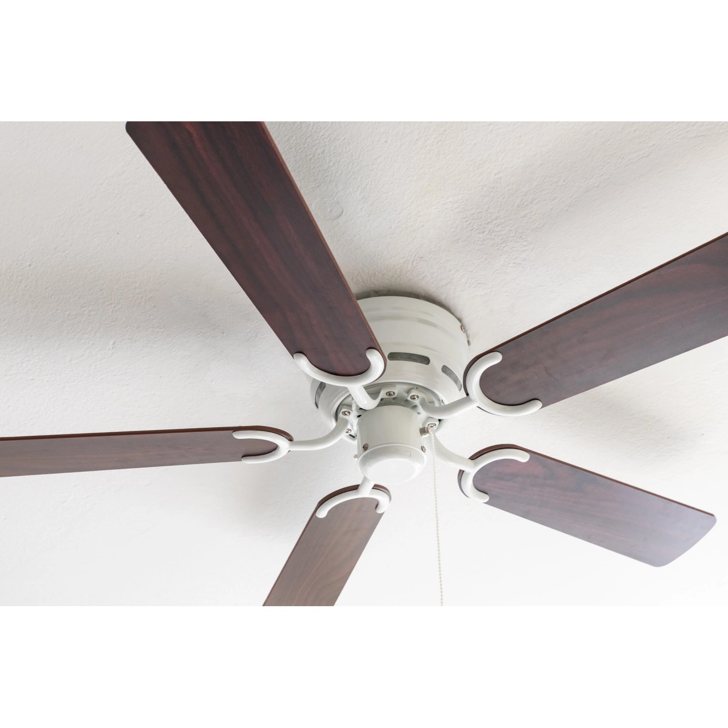 Weißer Pepeo Deckenventilator mit Rosenholz- und Walnussflügeln.