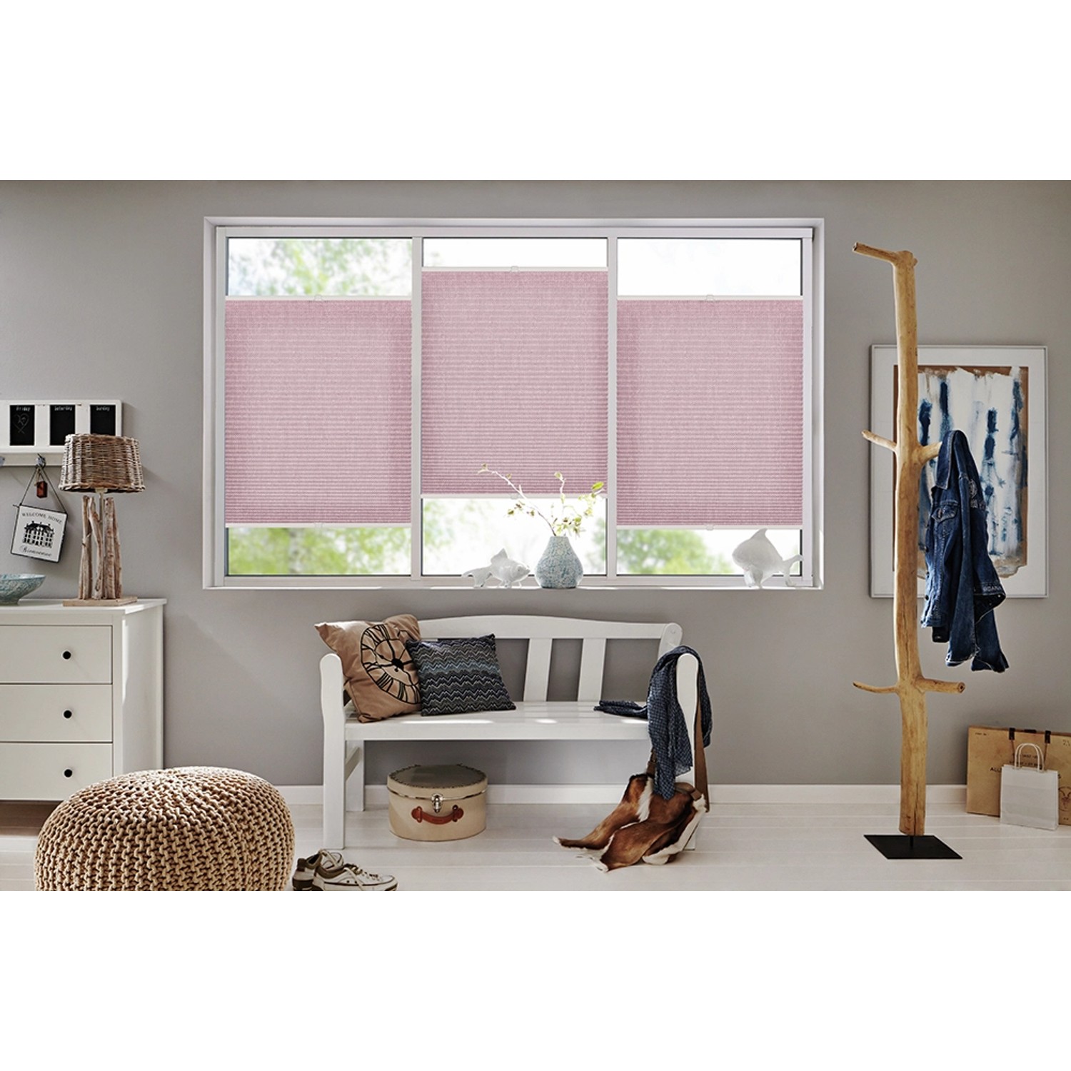 Rosa Wohnidee Plissee mit zwei Bedienschienen am Fenster.