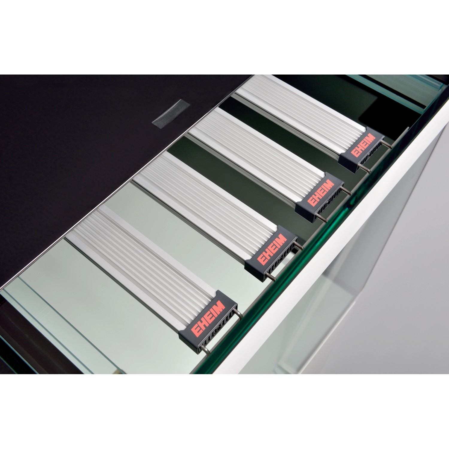 Detailaufnahme der Eheim Incpiria Marine 230 Aquarium-Kombination mit LED-Beleuchtung.