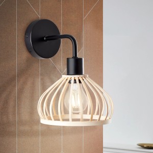 Wandleuchte Norah in Schwarz und Natur mit offenem Holzschirm für Innenräume.