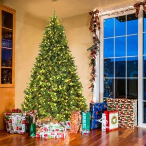Grüner künstlicher Weihnachtsbaum 240 cm mit warmweißen LEDs und Zapfen, festlich dekoriert mit Geschenken.
