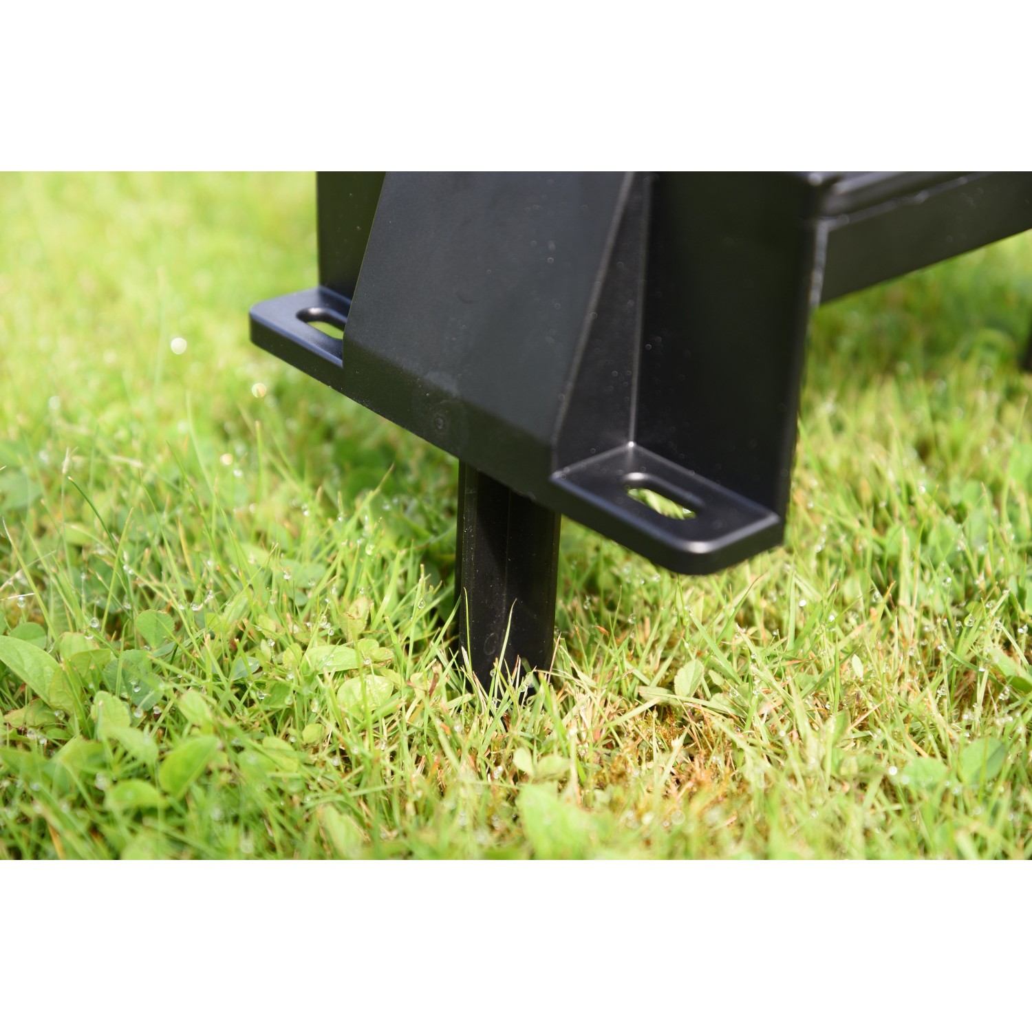 Detailaufnahme der Heissner Aqua Craft Smart Teichpumpe auf Rasen, Fokus auf Montagefuß.
