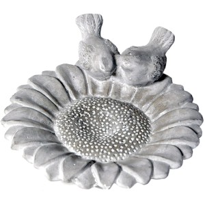 Vogelbad im Sonnenblumen-Design aus Zement, mit zwei Vogel-Figuren.