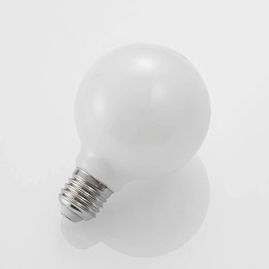 Arcchio LED E27 Globelampe 8W aus opalweißem Glas mit silbernem Schraubsockel auf weißem Hintergrund.