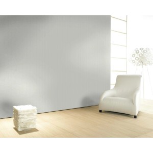 Glööckler Vliestapete Imperial Uni Streifen Weiß im Raum mit Sessel und Lampe.