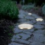 3er Set LED Solar-Bodenleuchten Faenza auf Gartenweg. Runde, silberne Aussenleuchten.