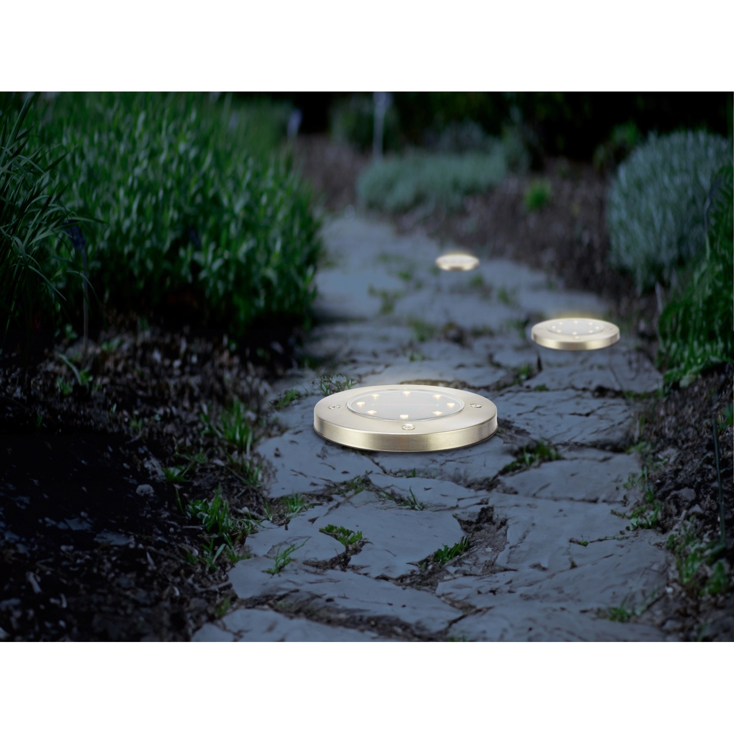 3er Set LED Solar-Bodenleuchten Faenza auf Gartenweg. Runde, silberne Aussenleuchten.