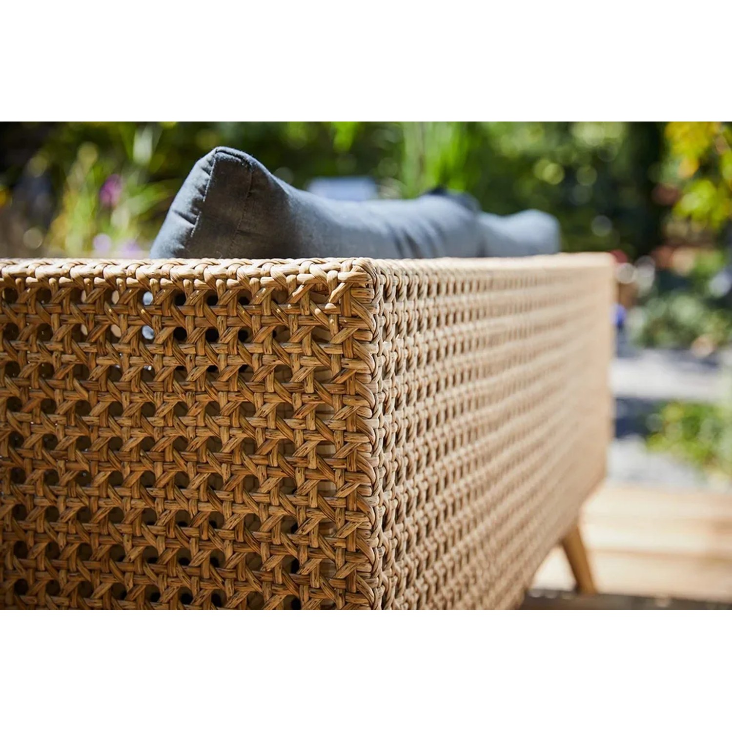Detailaufnahme Lounge-Set Junee, 4-teilig, Polyrattan natur mit anthrazitfarbenen Auflagen.
