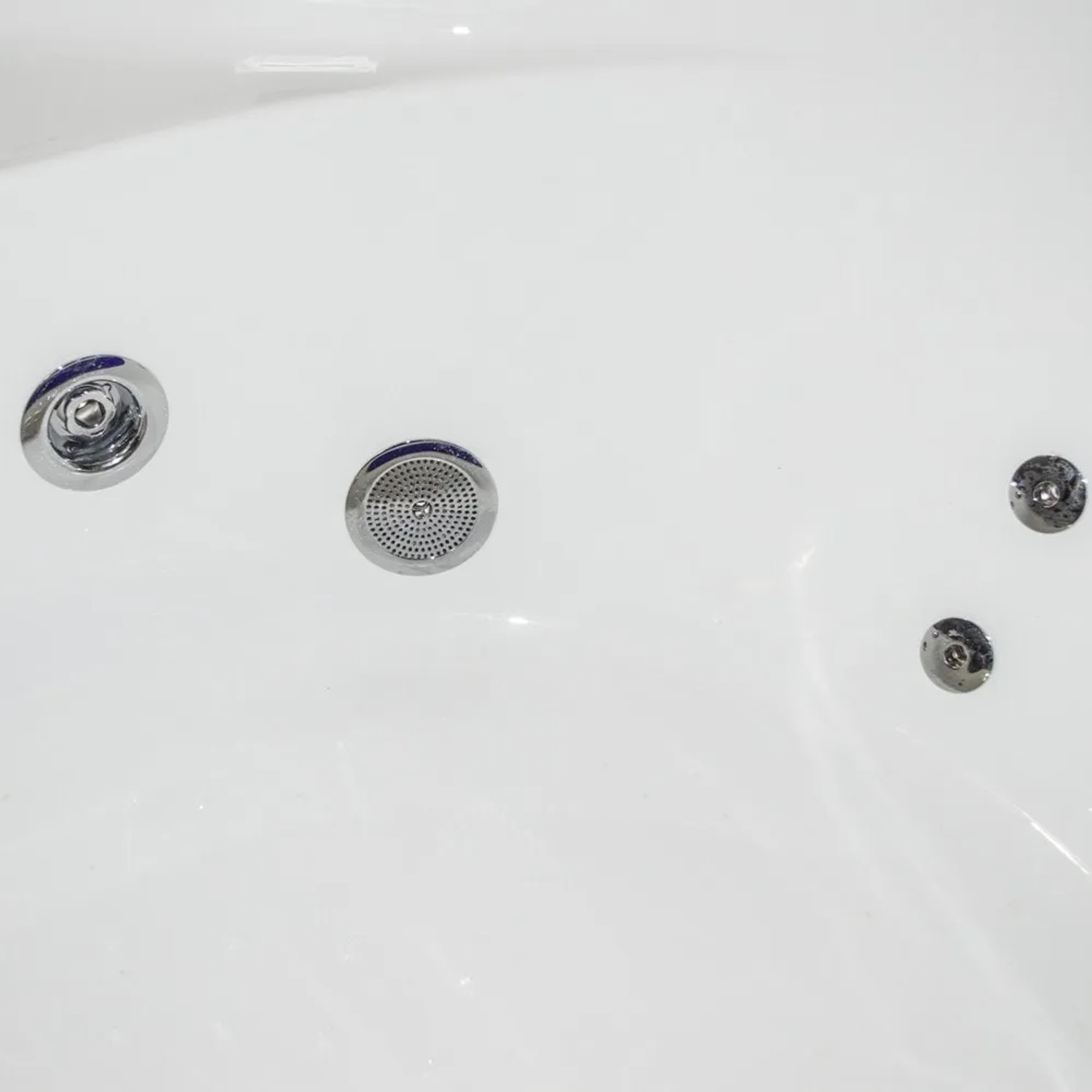 Detailaufnahme der Düsen einer Tronitechnik Eck-Whirlpool Badewanne Paros.