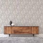 Tadessi Vliestapete Floral M1-No.367 in Creme mit botanischem Muster an einer Wand, davor ein Holzsideboard.