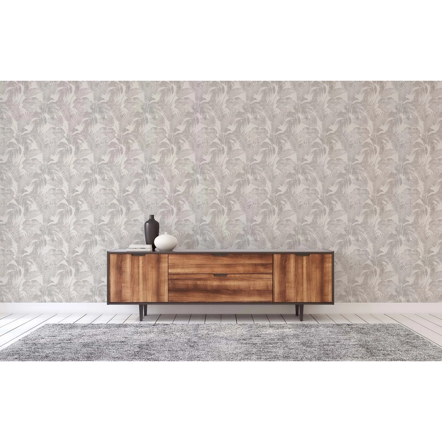 Tadessi Vliestapete Floral M1-No.367 in Creme mit botanischem Muster an einer Wand, davor ein Holzsideboard.