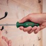 Bosch Schraubendreher-Set im Einsatz: Schraube wird mit Schraubenzieher in Haken gedreht.