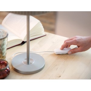 Weißer LED-Kabeldimmer für Stehleuchten in Benutzung, Helligkeit einstellbar.