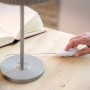 Weißer LED-Kabeldimmer für Stehleuchten in Benutzung, Helligkeit einstellbar.