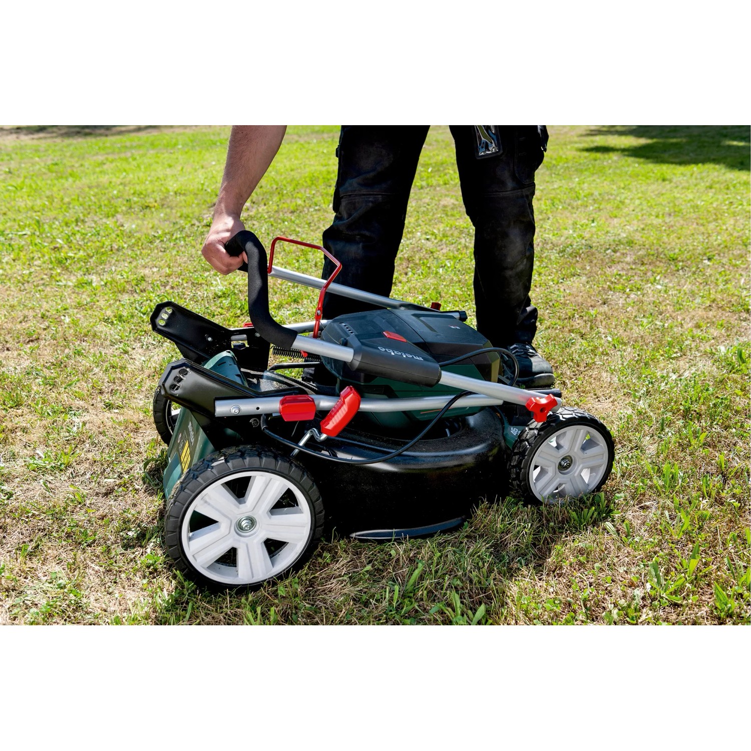 Metabo Akku-Rasenmäher RM 36-18 LTX BL 46, klappbar zur platzsparenden Lagerung.