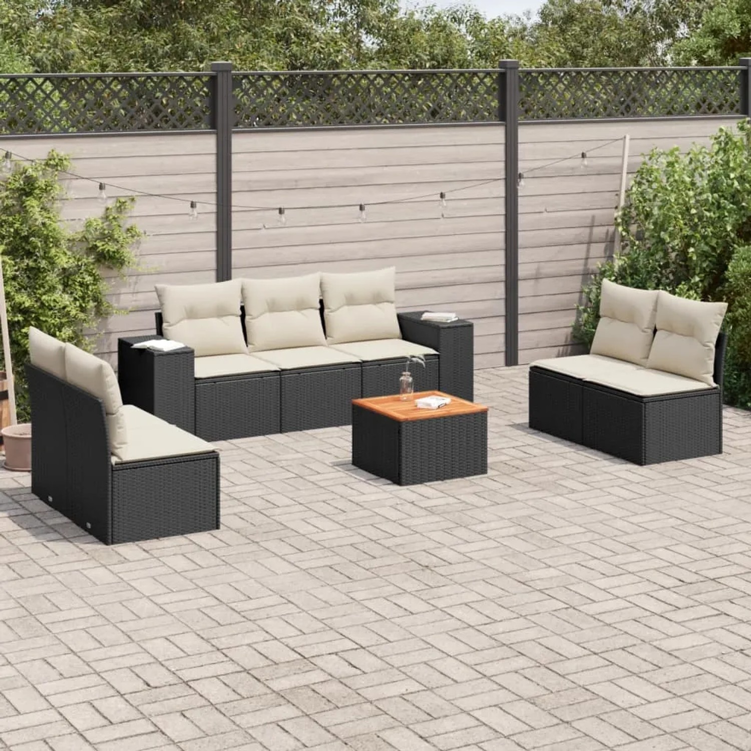 Schwarze 8-tlg. Garten-Sofagarnitur aus Rattan mit cremefarbenen Kissen und Akazienholztisch.