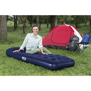 Blaues Single-Luftbett 185x76x28 cm von Bestway mit Person, Zelt und Campingstuhl im Grünen.