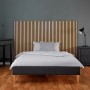 Homestyle4u Akustikpaneele Holz 60x60 cm als Kopfende im Schlafzimmer. Naturfarbene Holzlamellen auf schwarzem Filz.