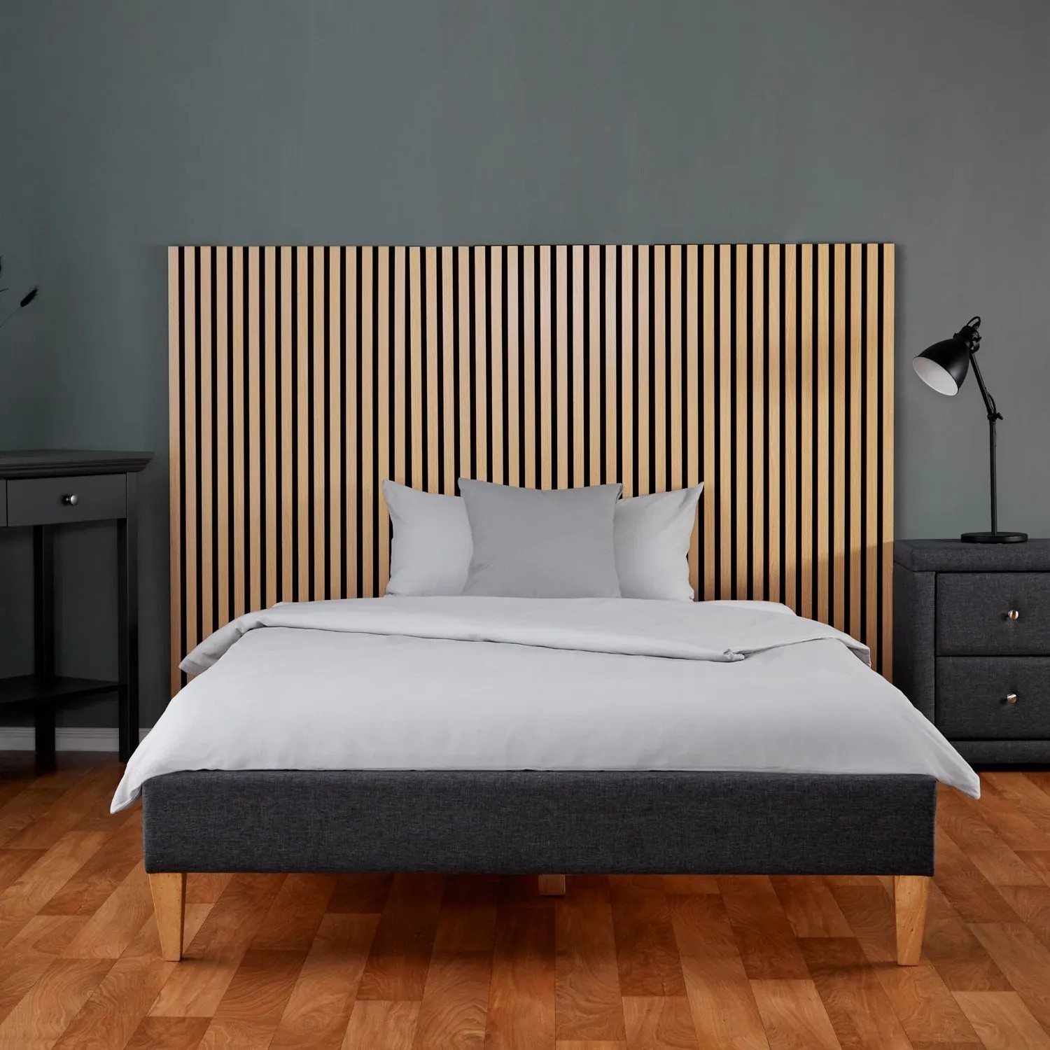 Homestyle4u Akustikpaneele Holz 60x60 cm als Kopfende im Schlafzimmer. Naturfarbene Holzlamellen auf schwarzem Filz.