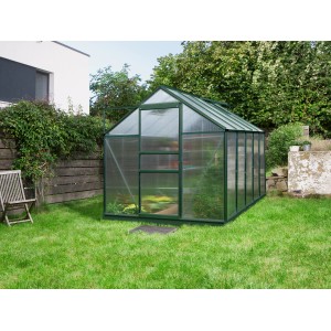 Grünes Gewächshaus Venus 6200 HKP 6 mm im Garten mit Dachfenstern und Schiebetür.