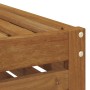 Detail des Outdoor-Fußhockers aus massivem Akazienholz. Natürliche Holzmaserung, Latten-Design, ideal für Gartenstühle.