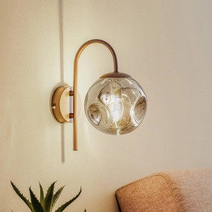 Moderne Lindby Wandleuchte Valentina in Braun mit Glasschirm für Wohnzimmer.