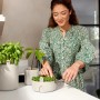 Elho Topf Magic Microgreens, Leinenweiß, mit Frau beim Ernten von Microgreens.