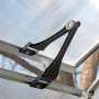 Detailaufnahme: Palram Canopia Balance Gewächshaus Lüftungsfenster mit schwarzer Halterung.