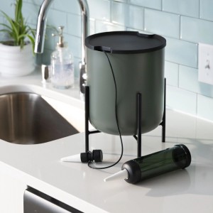 Fiskars Bewässerungskegel 2er-Set mit Wasserreservoir für Selbstbewässerung von Pflanzen.