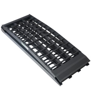 Zusammengeklappte, schwarze TRUTZHOLM Auffahrrampe aus Aluminium, Traglast 680 kg, Zubehör für Autoanhänger.