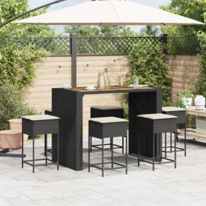 7-tlg. Gartenbar-Set aus schwarzem Poly Rattan mit Tisch, 6 Hockern und cremefarbenen Kissen.
