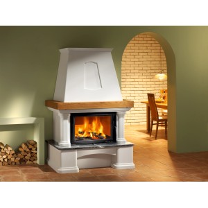 Weißer Haas+Sohn Genf II Kaminofen mit Holzfeuer und Wärmespeicherbeton im Wohnraum.