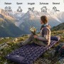 Frau entspannt auf violetter Evocamp Isomatte mit integrierter Pumpe & Kissen in Berglandschaft. Ultraleichte Luftmatratze für Camping & Outdoor.