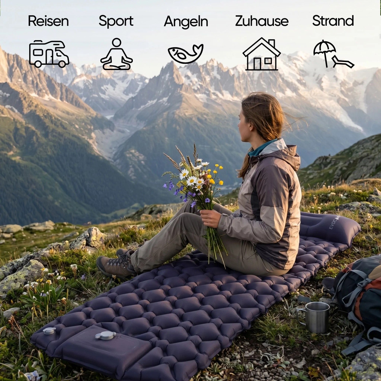 Frau entspannt auf violetter Evocamp Isomatte mit integrierter Pumpe & Kissen in Berglandschaft. Ultraleichte Luftmatratze für Camping & Outdoor.