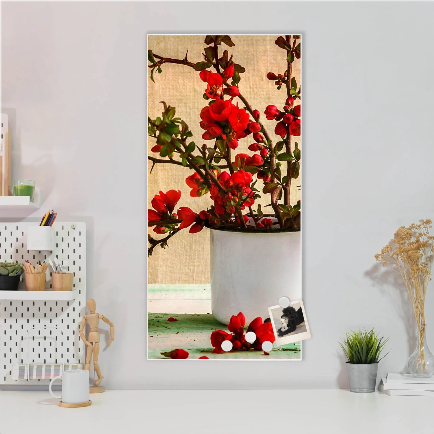 Weiße Magnettafel 37x78cm mit Berberitzen-Motiv als Wanddekoration inklusive Magnete.