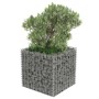 Quadratisches Furnicato Gabionen-Hochbeet aus verzinktem Stahl, gefüllt mit Steinen und bepflanzt.
