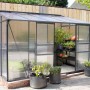 Vitavia Gewächshaus Ida 5200 HKP 6 mm Schwarz, Anlehngewächshaus mit Pflanzen und Regalen.