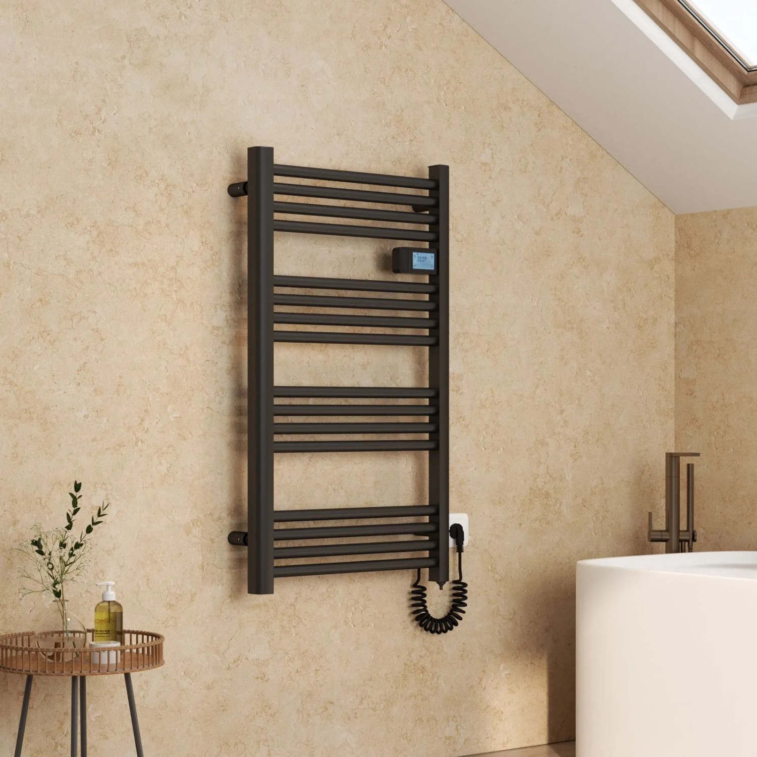 Schwarzer, elektrischer Emke Handtuchwärmer 96x54cm mit LED-Display im Badezimmer.