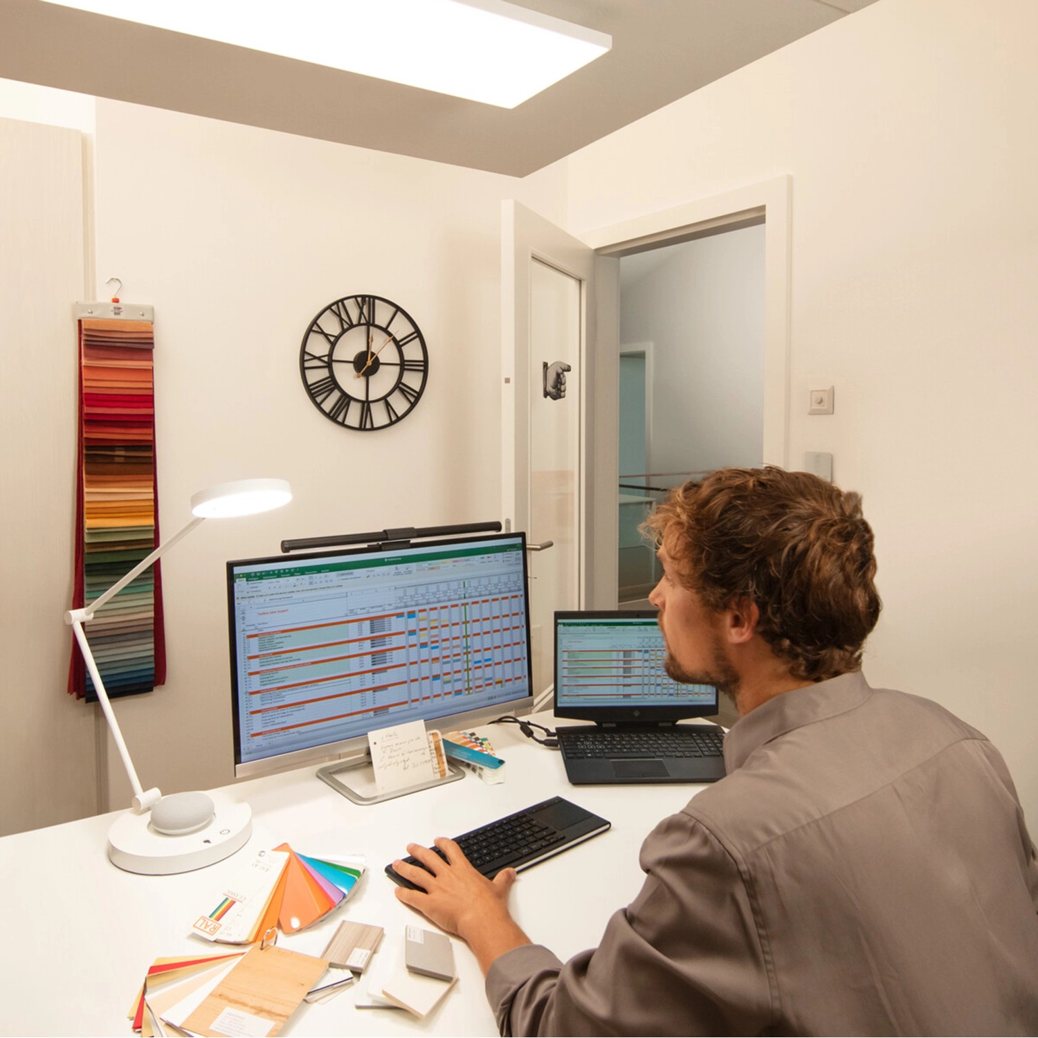 Ledvance Sun@Home Tischlampe Smart+ Weiß 70cm im Homeoffice mit PC und Biorhythmussteuerung.