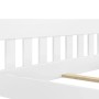 Weißes Kiefer-Doppelbett, Detailansicht des Kopfendes mit vertikalen Latten und Lattenrostauflage im Bettrahmen.