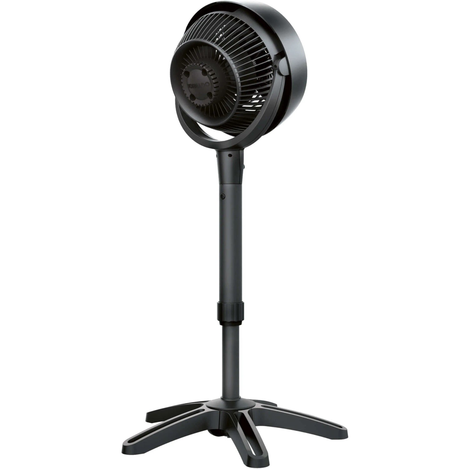 Schwarzer Vornado Standventilator 683 mit verstellbarem Standfuß für mittlere bis große Räume.