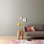 Wohnzimmer mit Schöner Wohnen Designfarbe Dynamisches Platingrau, Couch und Teppich.