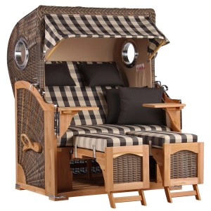 GarWoh Strandkorb Rantum Teak Grey mit Bullauge und karierten Polstern.