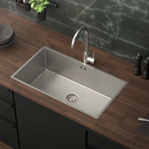 Rechteckige ML-Design Edelstahlspüle (70x40 cm) mit Siphon auf dunkler Arbeitsplatte.