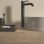 Ideal Standard Ceraline Waschtischarmatur mit verlängertem Sockel in Schwarz.