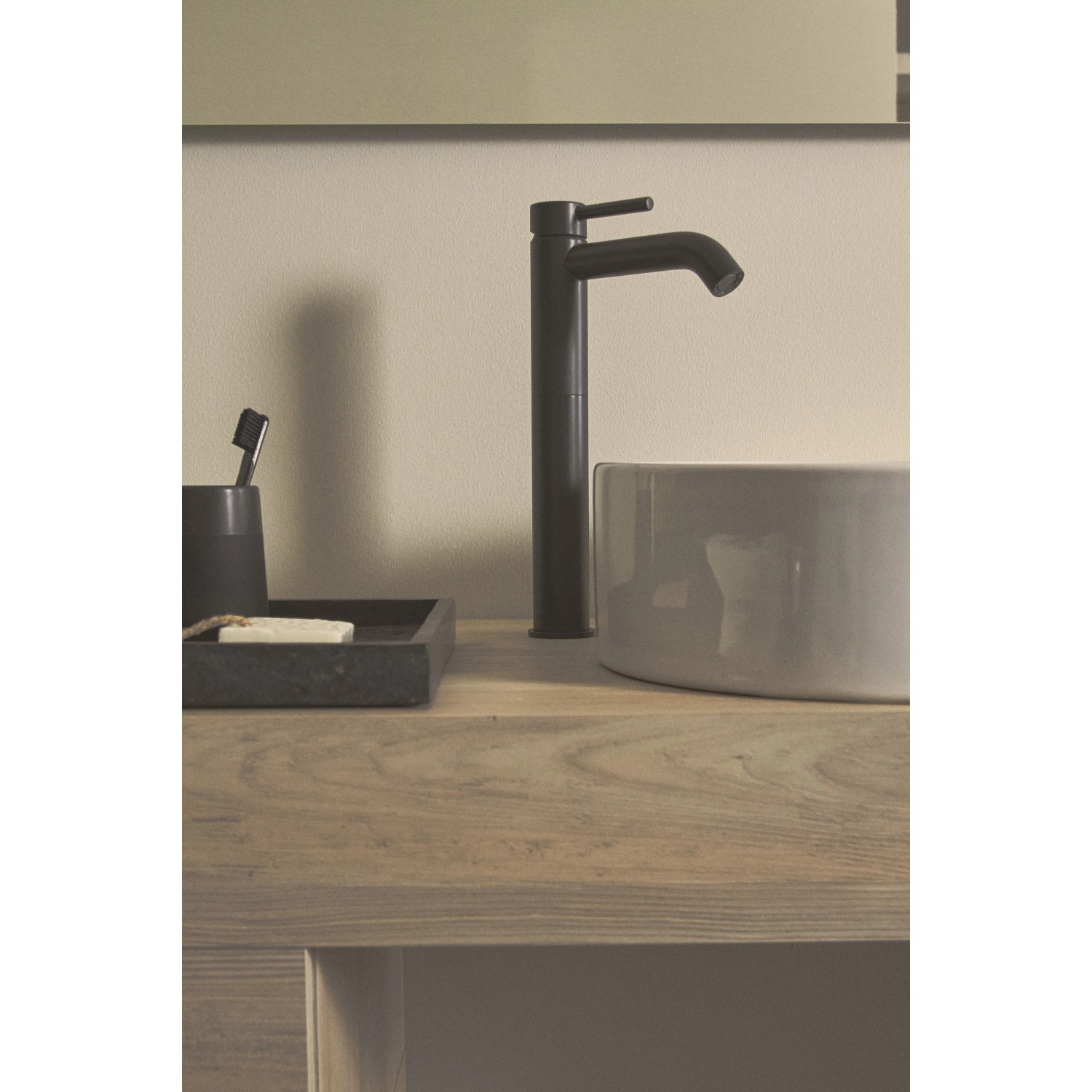 Ideal Standard Ceraline Waschtischarmatur mit verlängertem Sockel in Schwarz.
